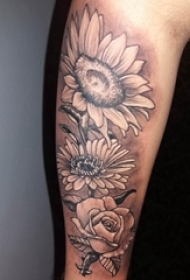 向日葵纹身图片 男生手臂上黑色的花朵纹身图片
