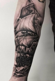 纹身点刺技巧 男生手臂上黑色的帆船纹身图片