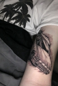 汽车纹身 男生手臂上黑色的汽车纹身图片