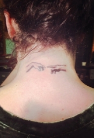 后颈部纹身 女生后颈部彩色的手部纹身图片