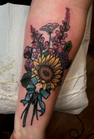 花朵纹身 男生手臂上彩色的花朵纹身图片