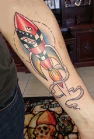 彩绘纹身 男生手臂上彩色的导弹纹身图片