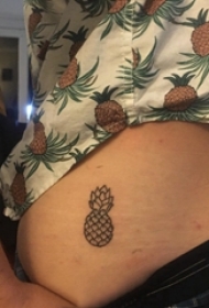 臀部纹身 女生臀部黑色的菠萝纹身图片