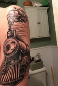 双大臂纹身 男生大臂上黑色的火车纹身图片