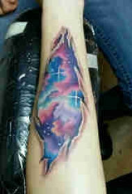 原宿星空纹身 女生手臂上彩绘的星空纹身图片