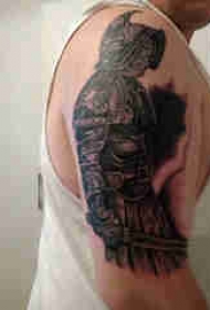 武士纹身 男生大臂上黑色的武士纹身图片