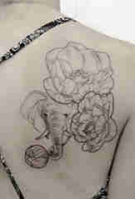 纹身黑色 女生后背上花朵和大象纹身图片