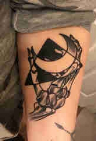 手臂纹身素材 男生手臂上月亮和骨头纹身图片