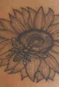 花朵纹身 男生小腿上蜜蜂和向日葵纹身图片