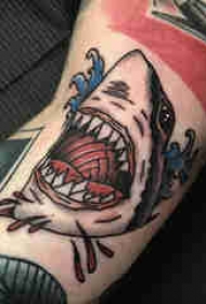 鲨鱼纹身图案 男生大臂上彩色的鲨鱼纹身图片