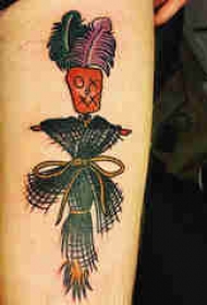 欧美小腿纹身 男生小腿上彩色的稻草人纹身图片