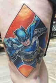 纹身大腿男 男生大腿上菱形和蝙蝠侠纹身图片