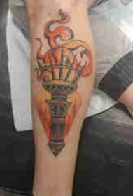 欧美小腿纹身 男生小腿上彩色的火炬纹身图片