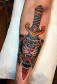 手臂纹身素材 男生手臂上老虎和匕首纹身图片
