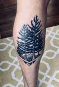 纹身风景 男生小腿上黑色的大树纹身图片