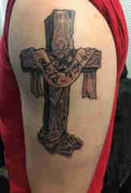 双大臂纹身 男生大臂上英文和十字架纹身图片