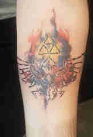 手臂纹身素材 男生手臂上彩色的三角形和符号纹身图片