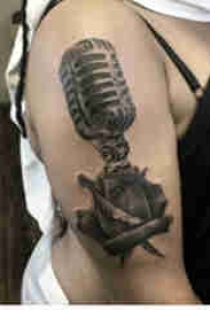 麦克风小纹身 女生大臂上花朵和麦克风纹身图片