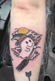 手臂纹身素材 男生手臂上彩色的幽灵纹身图片