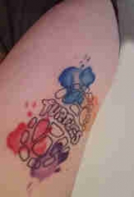 泼墨纹身素材 女生大臂上彩色的英文纹身图片