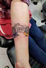 摩托车纹身 女生手臂上花朵和摩托车纹身图片
