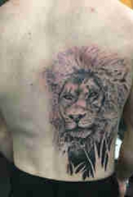 后腰纹身 男生后腰上黑色的狮子纹身图片