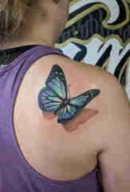 百乐动物纹身 女生肩部彩色的蝴蝶纹身图片