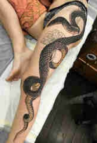 蛇纹身图片 男生大腿上蛇纹身图片