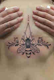 女生胸下纹身 女生胸部几何和蜜蜂纹身图片