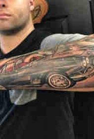 手臂纹身素材 男生手臂上彩色的汽车纹身图片
