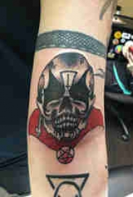 手臂纹身素材 男生手臂上几何和骷髅纹身图片