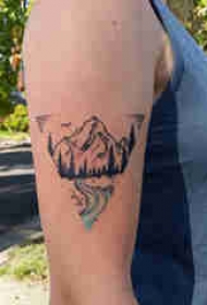 手臂山水纹身 女生大臂上水和山脉纹身图片