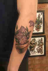 花朵纹身 男生手臂上文艺花朵的纹身图片