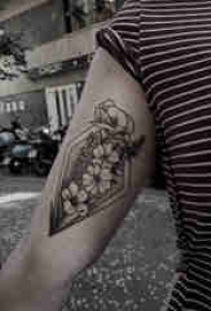 手臂纹身素材 女生手臂上几何和花朵纹身图片