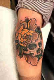 骷髅纹身 男生小腿上花朵和骷髅纹身图片