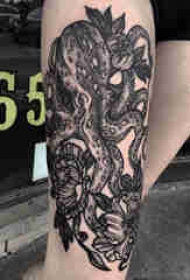 黑色章鱼纹身 女生大腿上黑色章鱼纹身图片