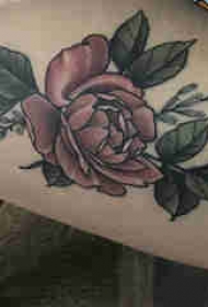 欧美玫瑰纹身 女生大腿上玫瑰小清新纹身图片