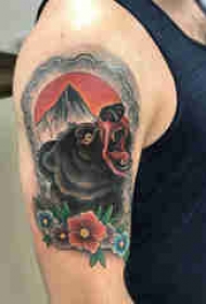 双大臂纹身 男生大臂上花朵和熊纹身图片