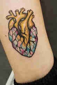 欧美小腿纹身 女生小腿上彩绘的心脏纹身图片