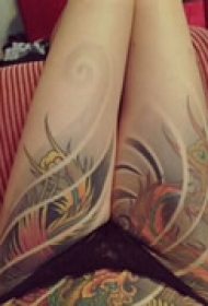 性感美腿彩色纹身