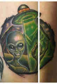 纹身大腿男 男生大腿上飞碟和外星人纹身图片