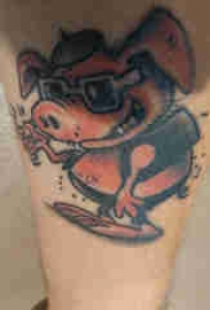 手臂纹身素材 男生手臂上彩色的猪纹身图片