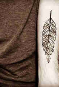 手臂纹身素材 男手背上黑色的几何树叶纹身图片