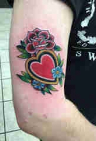 手臂纹身素材 男生手臂上花朵和心形纹身图片