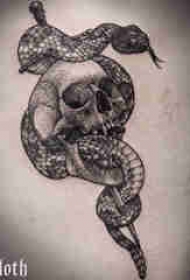 纹身大腿男 男生大腿上蛇和骷髅纹身图片