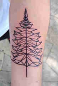 植物纹身 男生手臂上黑色的松树纹身图片