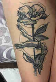 植物纹身 女生大腿上花朵和人物纹身图片
