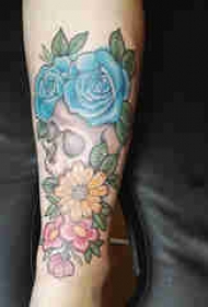植物纹身 女生小腿上骷髅和花朵纹身图片