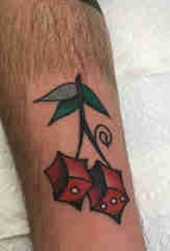 植物纹身 男生小腿上彩色的几何樱桃纹身图片