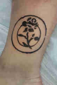 植物纹身 男生脚踝上圆形和玫瑰纹身图片